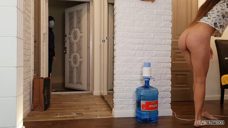 SweetButtocks: 配達員とのパンティーなしのいたずら