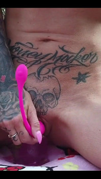 Bersenang-senang dengan Dildo di luar ruangan