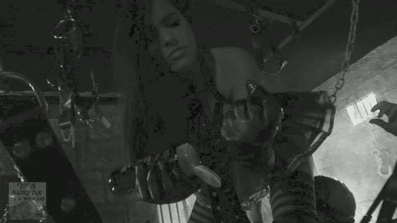Chica Suicida DVD: Clásica morena dominatrix chupa y folla a su esclavo