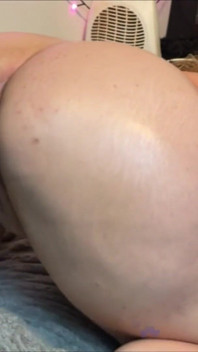 Camgirl đầy đặn chơi con cu giả bbc khổng lồ