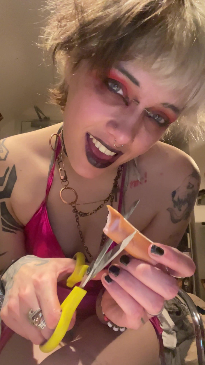 Glitterqueen1999: Готическая подруга нагоняет тебя за дрочком и отрезает