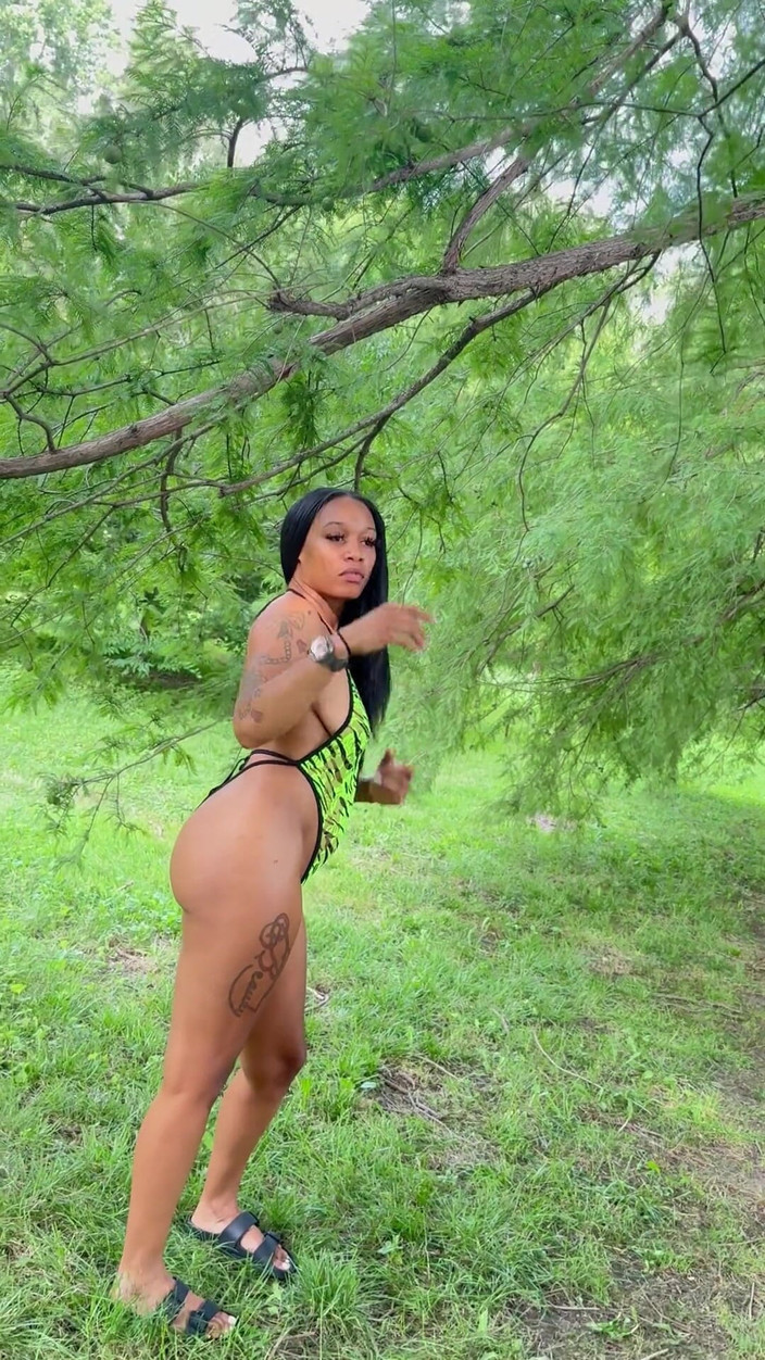 SexLoveRed: Nachytám mě nahou v parku
