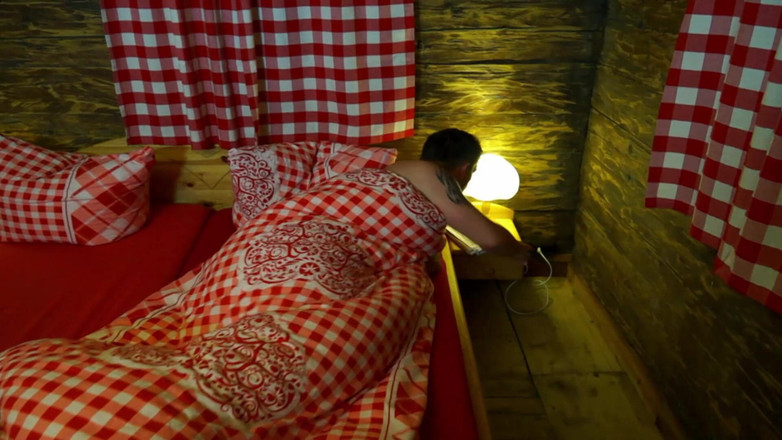 Videos Francaises: Prsatá francouzská MILFka si hraje se svou kundičkou v táboře