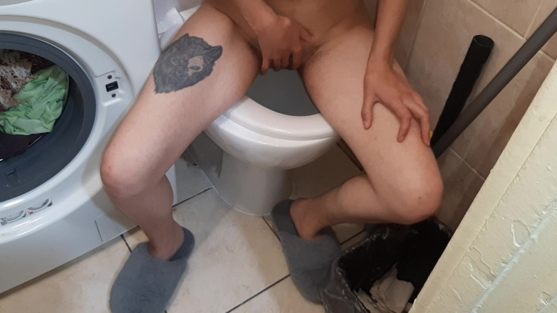 Lesbian-illusion: 細身の女の子が公衆トイレで服を脱ぎ、おしっこをし、自慰行為をする