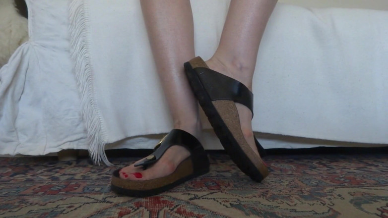 Lady Victoria Valente: Flat slippers toe wiggle show