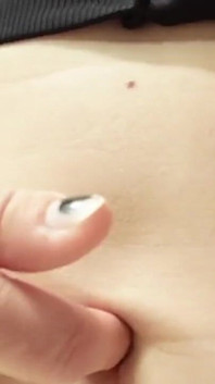 Q 팁과 내 손가락으로 내 배꼽을 따먹는 것을 지켜봐, 네 손가락이었으면 좋겠다고 내기.