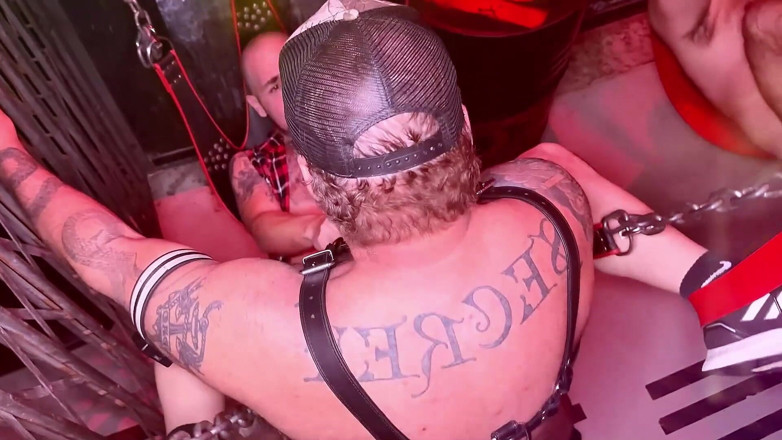 Hairyan: Orso senza preservativo orgia gay cruda al dungeon 1