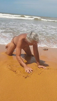 Ladysilva fait bronzer son cul sexy sur la plage en culotte