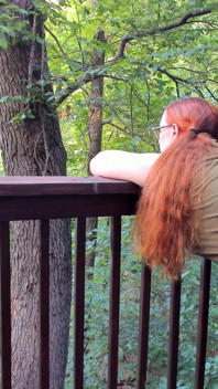 Sexe en public risqué avec une rousse avec des nattes