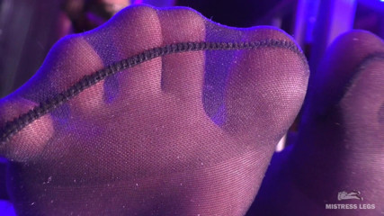 Mistress Legs: Siyah külotlu çoraplı ve renkli ayak tırnaklı sahibe güzel ayaklar