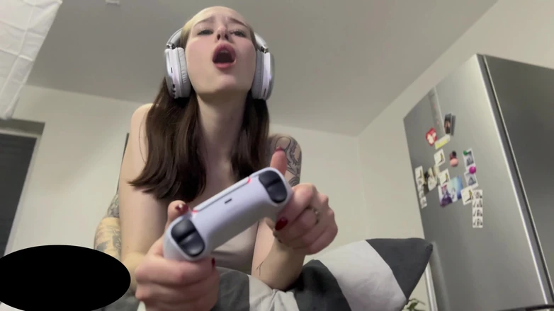 HannahKim: While the Beauty Was Playing Tanks, I Fucked Her, Beautiful...