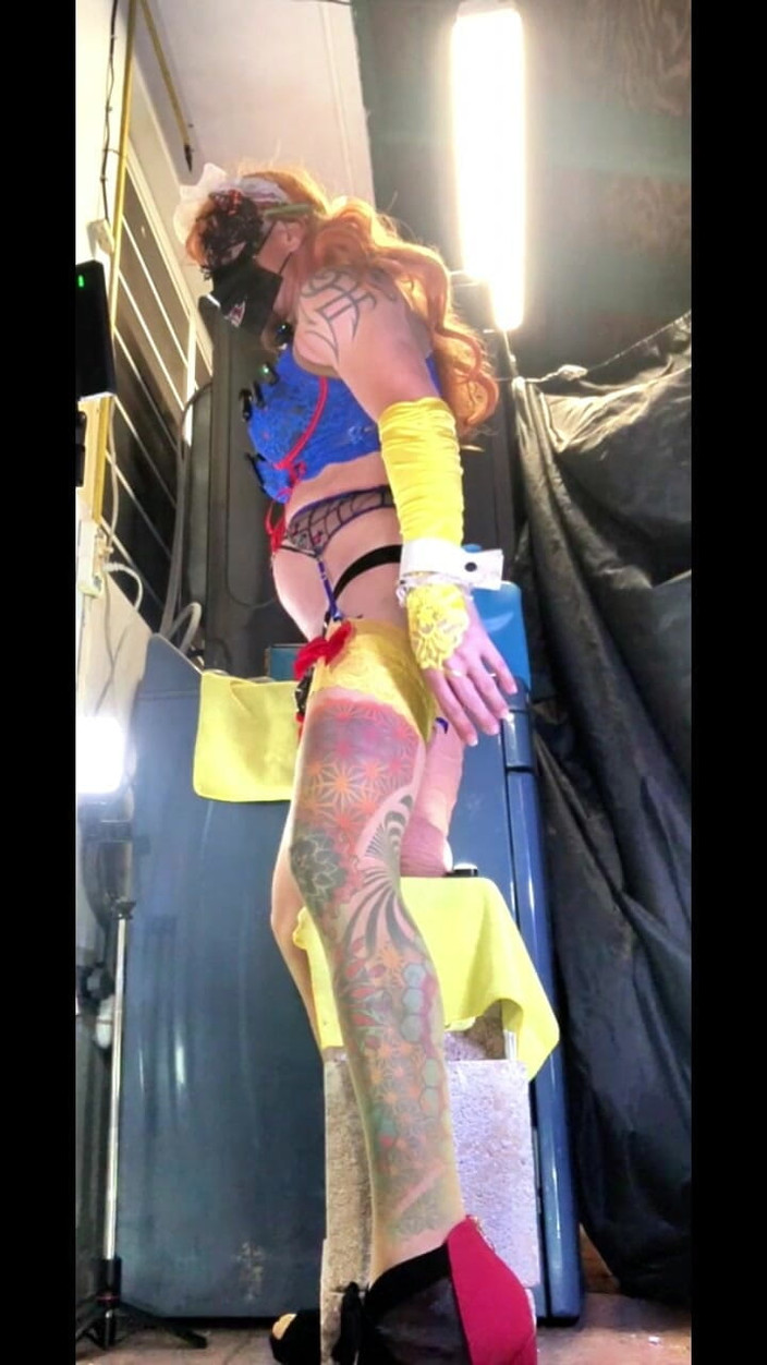 Benito414: TS transe beauty blaue höschen strumpf draußen reitet großen grünen...