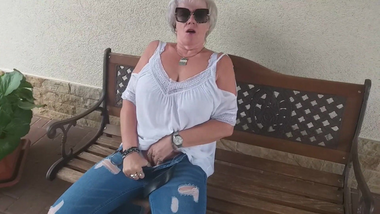 PureVicky66: Mormor låter dig titta in i byxorna