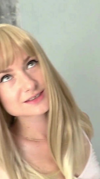 La Fille Faisait Des Réparations, Une Amie Est Venue, a Sucé Un Gros Pénis Et a Joui Sur Son Visage!