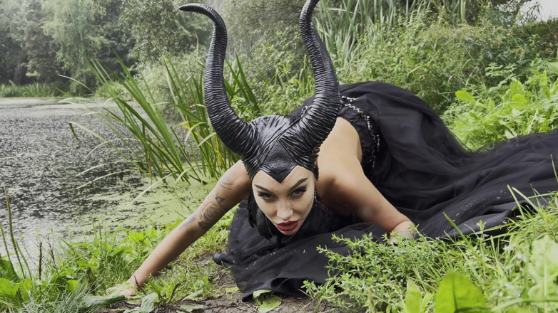 Monika Fox: Maleficent Monika Fox zerżnęła jej tyłek ostro z personelem i...