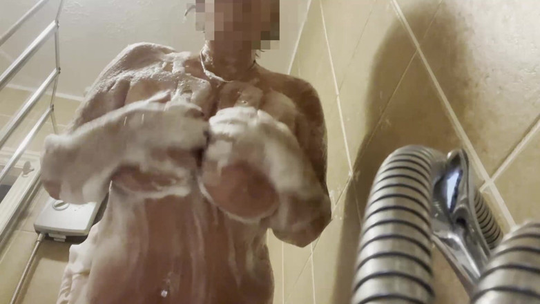 Julie Cunningham: Cewek semok lagi mandi sambil bugil. Soapy Tits &amp; Memek