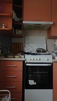 Uma Mulher Nua Sexy Prepara Comida Na Cozinha.