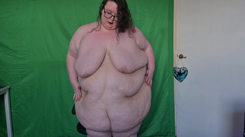 SSBBWLadyBrads: Une SSBBW se déshabille sur sa chaise de bureau