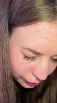 Een videogesprek van mijn cuckold-echtgenoot kon een creampie van mijn minnaar niet onderbreken.
