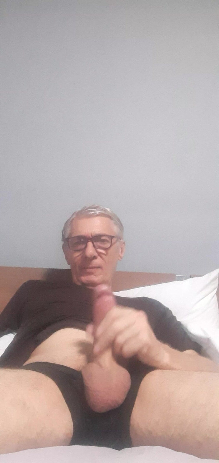 Big uncut hard cock: Sega masturbando masturbação