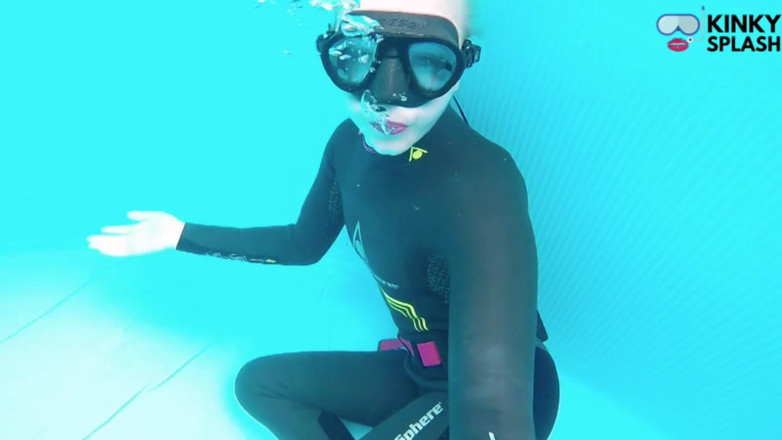 UKCuteGirl Lucy Lauren: Combinaison de plongée sous l’eau dans ma piscine privée