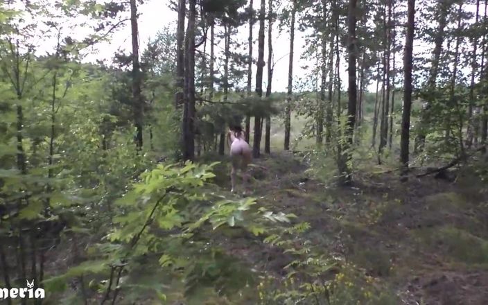 Afemeria: Novia cachonda le encanta caminar desnuda en el bosque