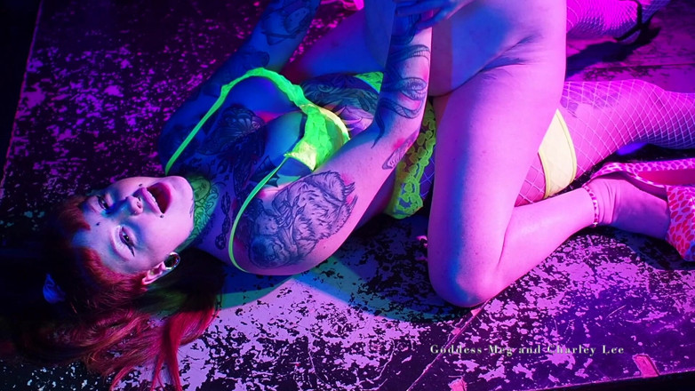 Yourfavecumslut: Hot Lesbian Sex in Uv Room