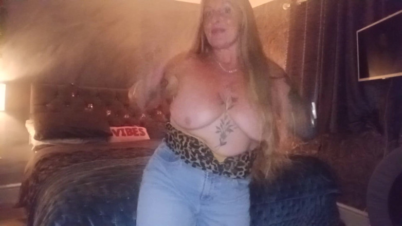 Kitty James: Maniaque danse a pisse mon pantalon