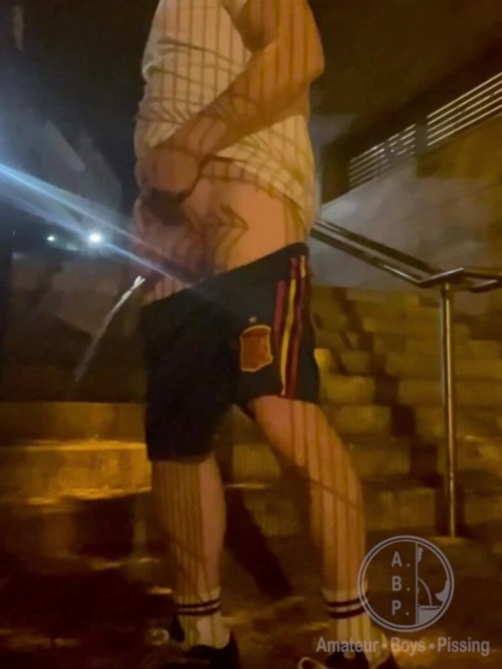 AmateurBoysPissing: Amatör rak pojke påkommen med att pissa på gatan