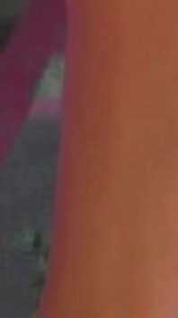 Une MILF blonde à forte poitrine chevauche un trou puant