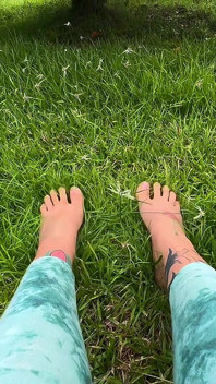 Te Dejo Ver Mis Pies Frotándose Y Presionando Contra La Hierba.