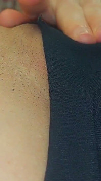 Styvbror slickar girigt min fitta med sin tunga som ger mig orgasm många gånger