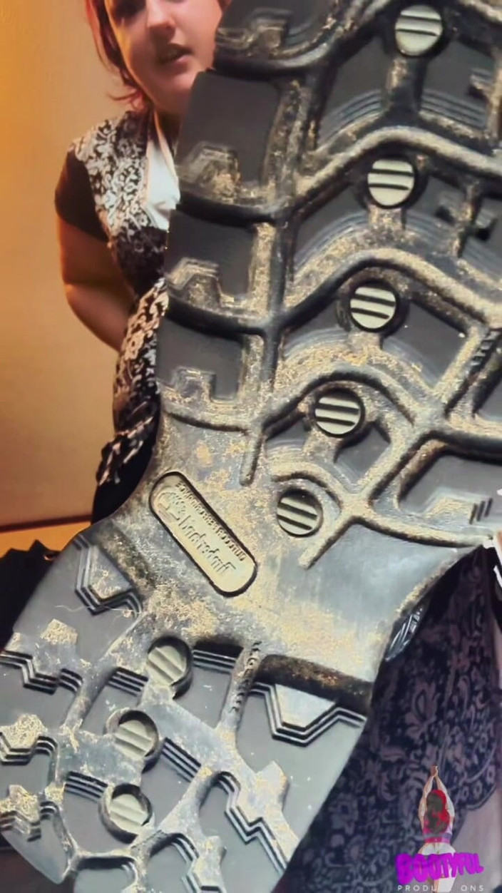 BellaBlast: Lamber minha bota, cadela joi