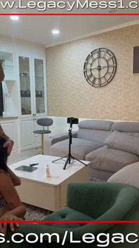 Seksi minyon süper kadınsı Asyalı transeksüel kalın büyük yarakla sikişiyor ve büyük götünü sikiyor