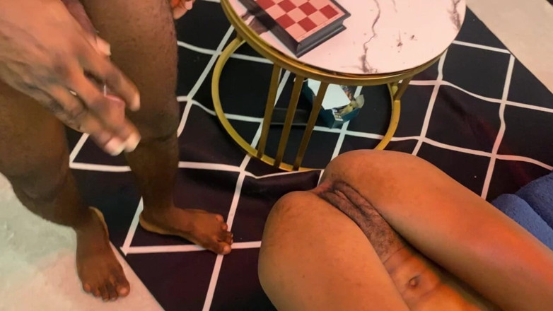 Xxx69bang: Perasan pembantu rumah baru saya sedang memeriksa saya, jadi saya...