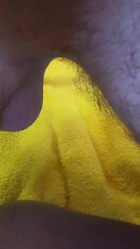 Pepek eboni menitis air mani dengan zakar putih besar