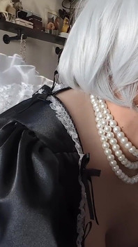 Sissy mucama es follada por su muñeca y su máquina