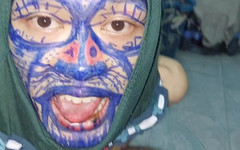 Clown likes to play with colors: एक गुलाम को अपने कपड़े उतारने और पतंग उड़ाने का आदेश दिया, जोकर वर्णों को आकर्षित करने के लिए कलम दिखा रहा है।
