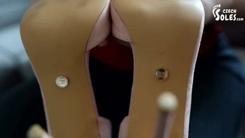 Czech Soles - foot fetish content: Maty'nin büyük ayakları ölçüyor ve tabanları poz atıyor