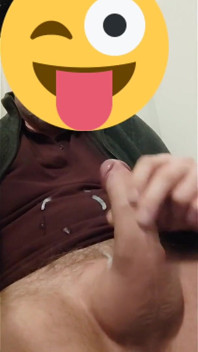Yo filmo una poderosa corrida alta y luego cubrio mi camiseta con semen