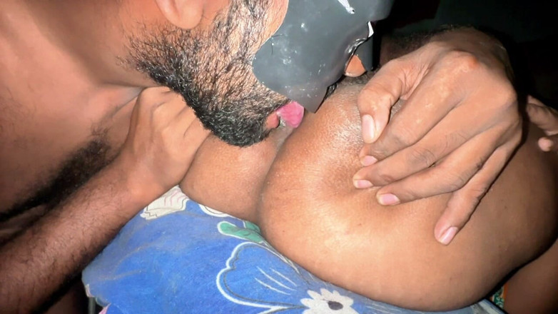 Hot_rana002: Lízání zadku Desi vesnická manželka