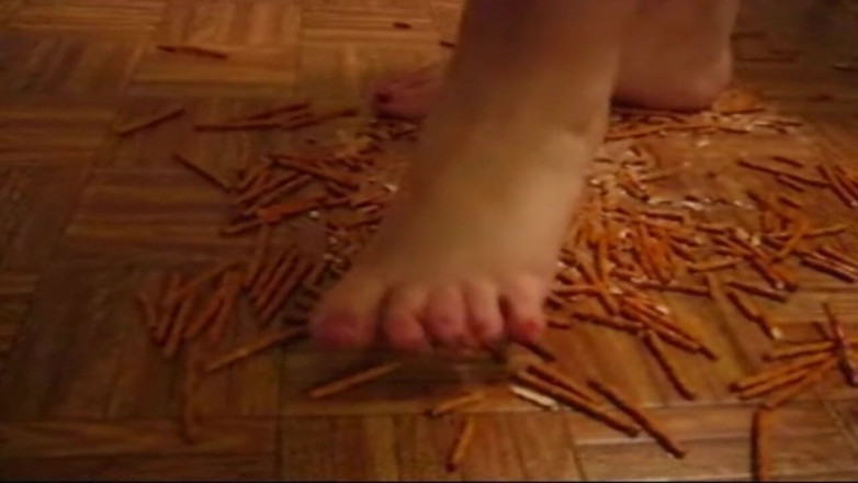 Sexy Amateurz: Crushing pretzels
