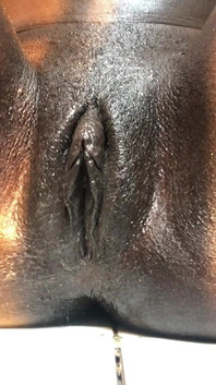 Ebony černá sexy dáma masturbuje