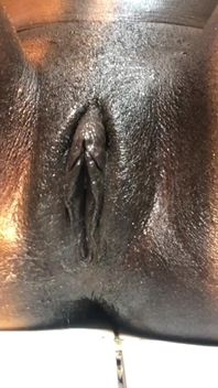 Une black noire sexy se masturbe