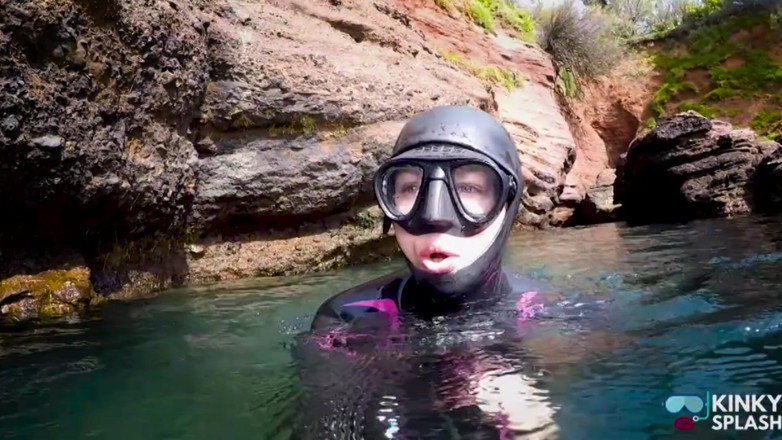 UKCuteGirl Lucy Lauren: Nurkowanie w My Shiny Two-piece Wetsuit