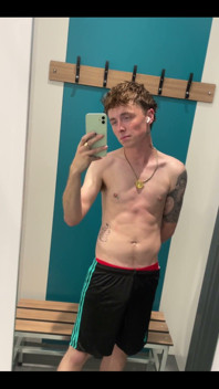 Venha e me despi, lamber meu abdominais e meu corpo - me adore