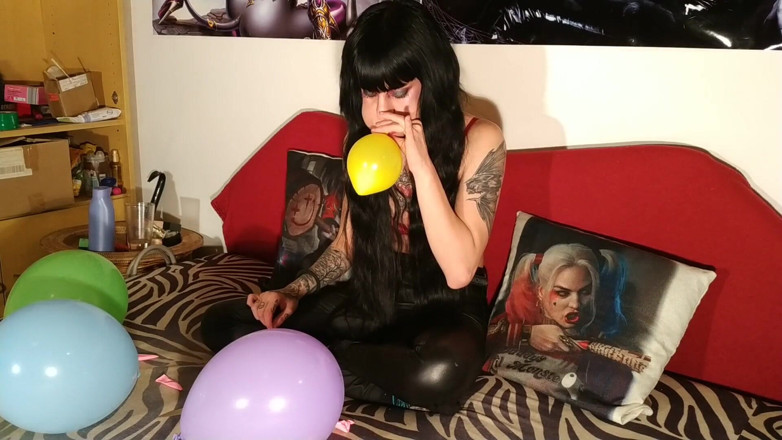 Beth Kinky: Ballon knijpen.