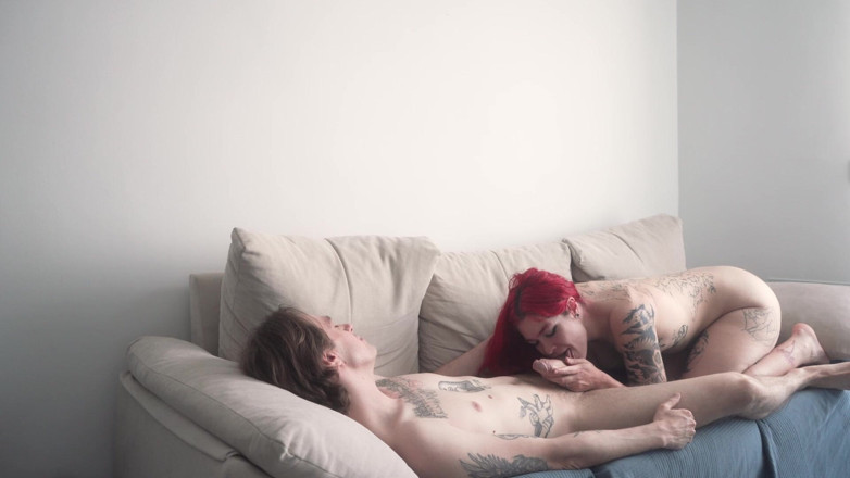 Cedric and Sofi: Amateurkoppel neukt sensueel op de bank