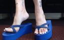 TLC 1992: Long White toenails Wedge Blue फ्लिपफ्लॉप्स