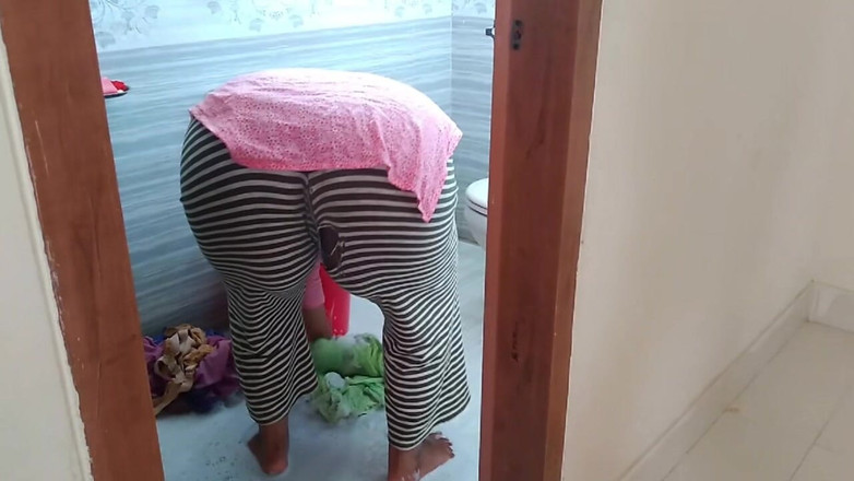 Aria Mia: Hintli seksi üvey anne banyoda çamaşır yıkarken üvey üvey oğlu tarafından sikiliyor